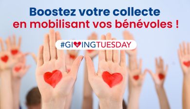 Mains levées et cœurs au centre en signe de soutien et générosité